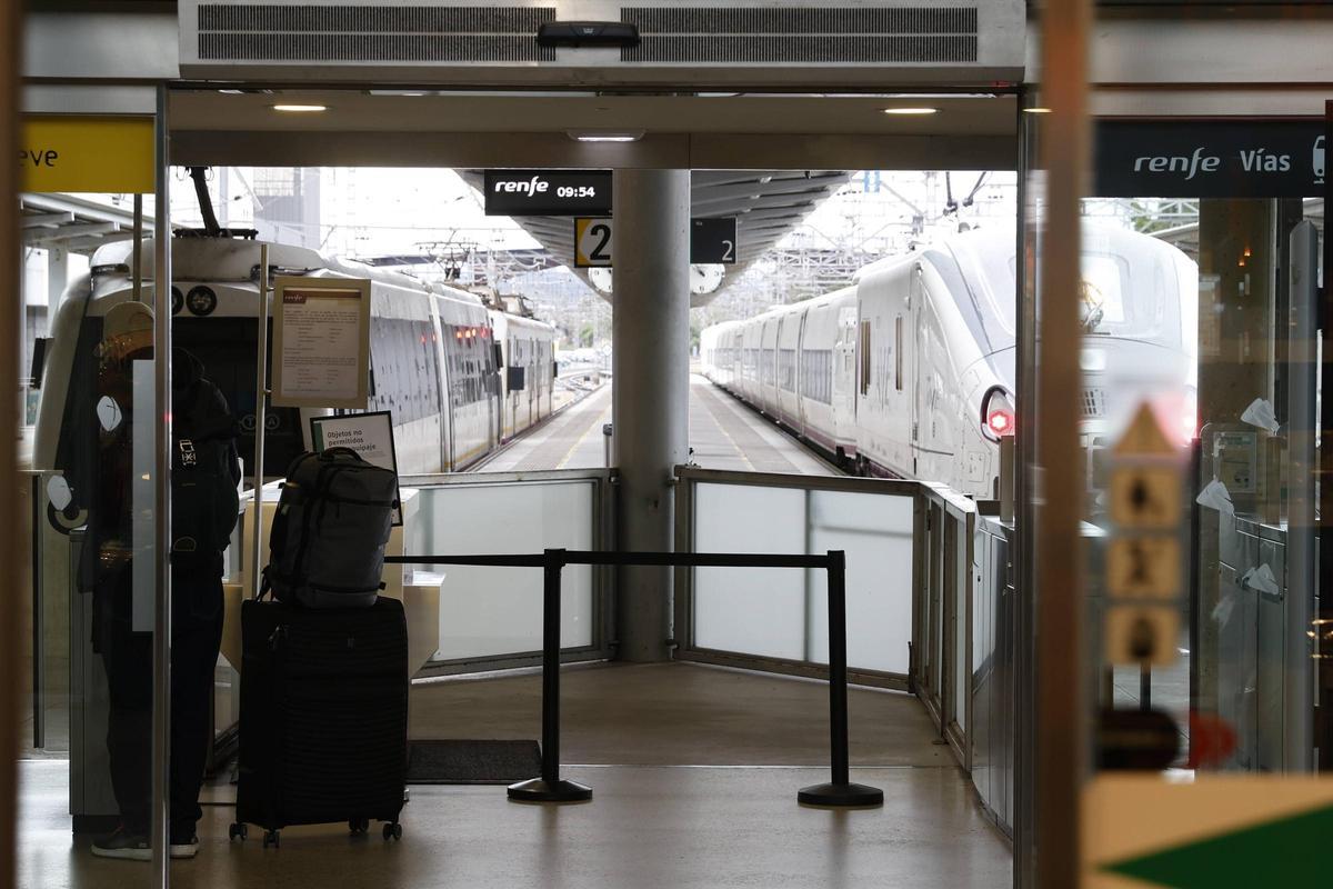 Incertidumbre y reorganización entre los viajeros por la huelga de maquinistas en la estación de Gijón (en imágenes)