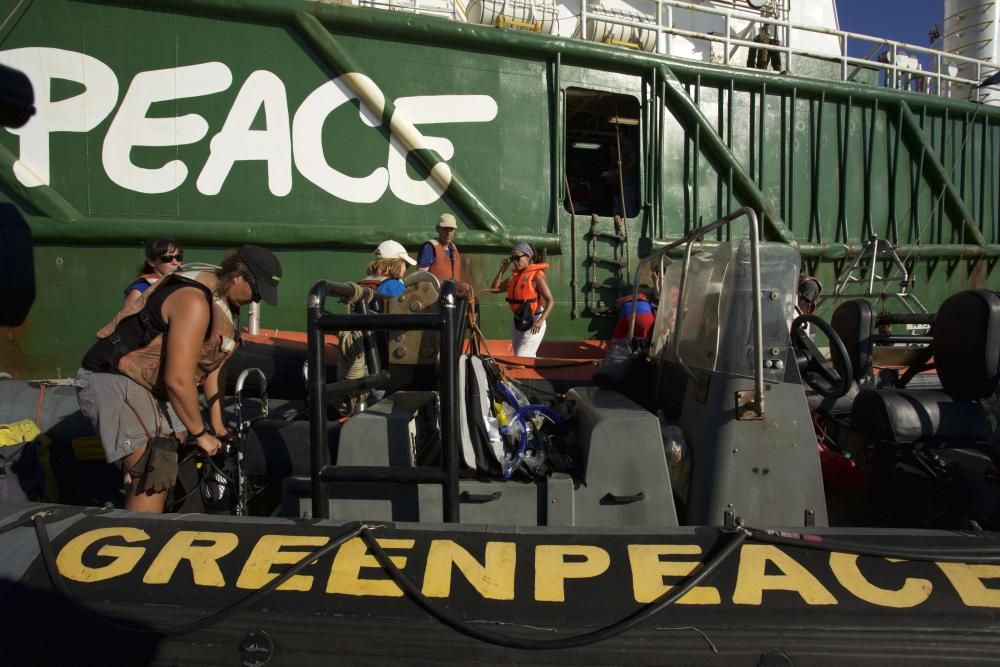 Salida de Greenpeace a aguas pitiusas para velar por la posidonia