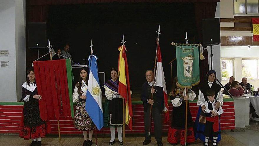 El cuerpo de baile con las diferentes banderas.