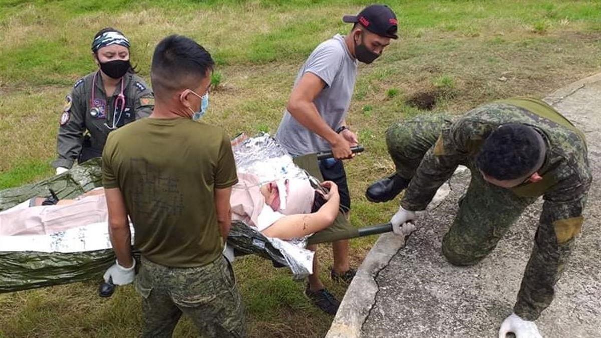 Soldados transportan a un herido en el atentado en la población filipina de Jolo, este lunes.