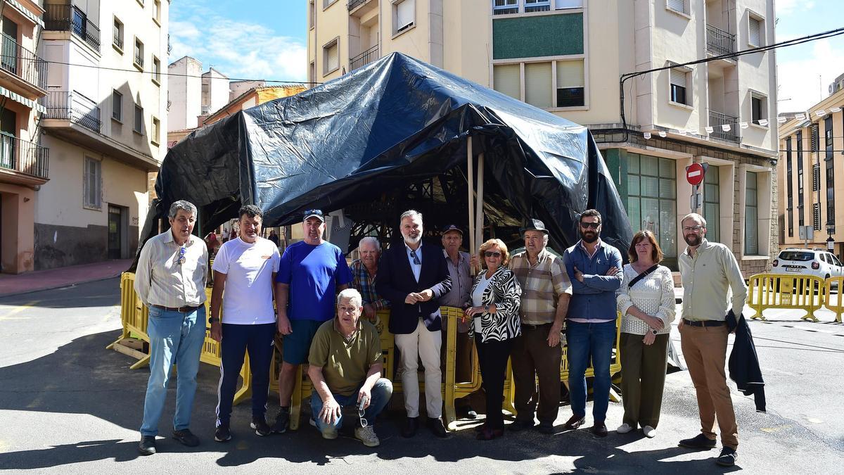 San Juan de Plasencia quemará su falla, que han visitado el alcalde y vecinos, el domingo.