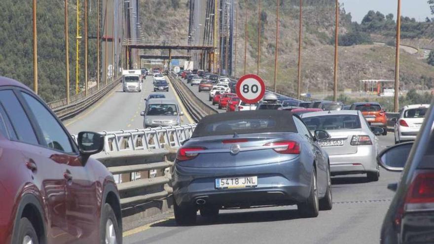 Colas en la autopista entre Vigo y el enlace del Corredor de O Morrazo // Santos Álvarez