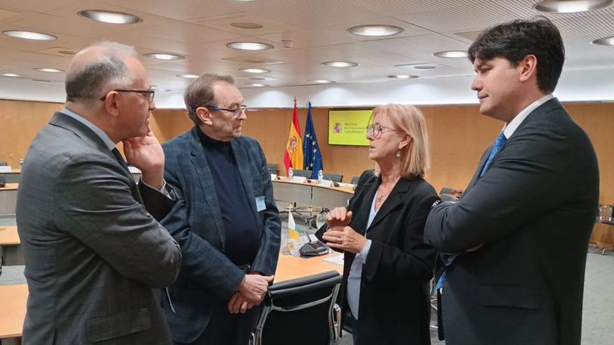 Borja Sánchez, a la derecha, conversando con (por la izquierda) el exviceconsejero vasco de Universidades Adolfo Morais, Alberto Díez, secretario de Universidades de la Xunta, y María Victoria Girona, directora de Universidades de Cataluña.