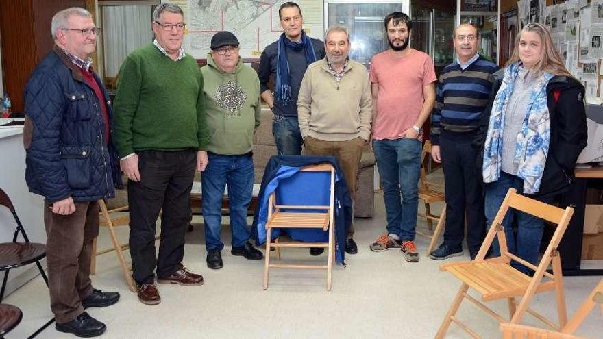 Reunión de la asociación de vecinos de O Castrillón ayer, sobre el problema del presupuesto municipal.