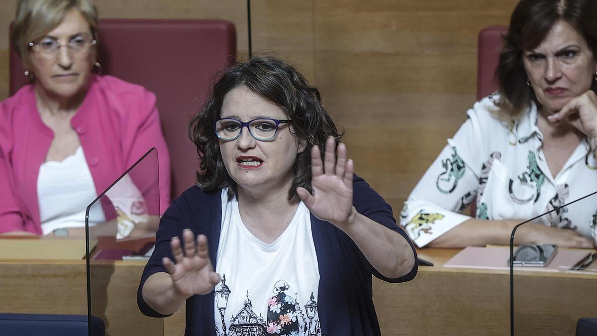 La vicepresidenta y consellera de Políticas Inclusivas de la Generalitat, Mónica Oltra, interviene durante una sesión de control ordinaria en Les Corts.