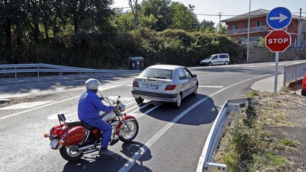 La DGT pone las primeras multas con radares en las señales de tráfico.