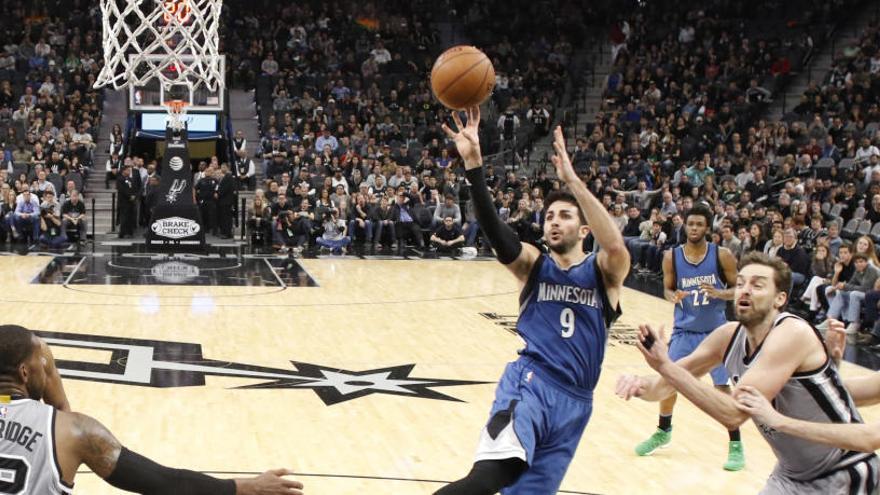 Rubio lanza a canasta ante Gasol.