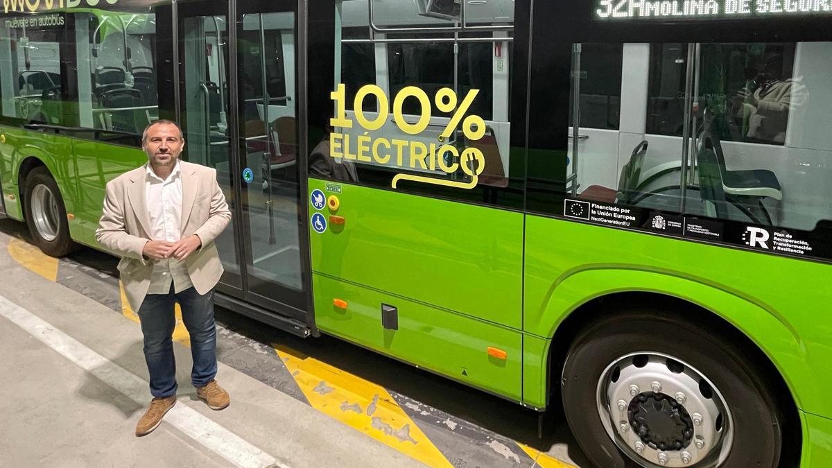 El director general de Movilidad y Transportes, José Antonio Verdú, junto a uno de los nuevos autobuses interurbanos de Movibus 100% eléctricos.