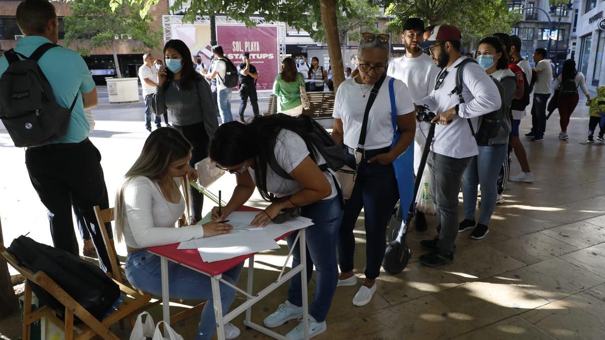 Cola de firmas en la que decenas de solicitantes de asilo que no consiguen cita reclaman a Extranjería agilizar los trámites.