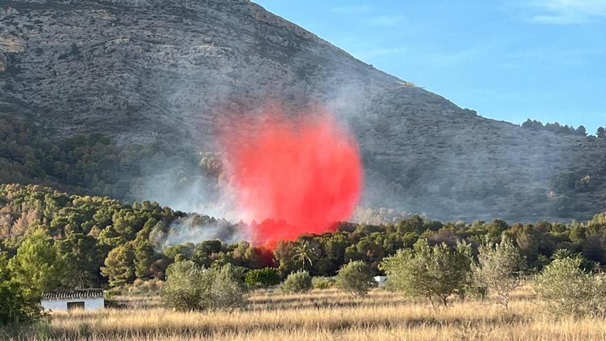 La espectacular descarga de retardante rojo en el incendio del Montgó (imágenes)