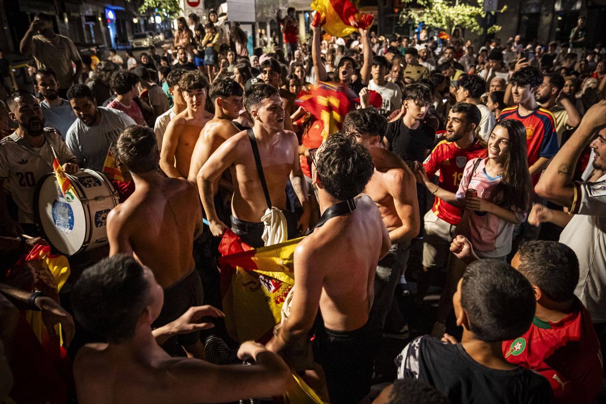 Les millors imatges de la celebració a Manresa del triomf de la Roja al Mundial