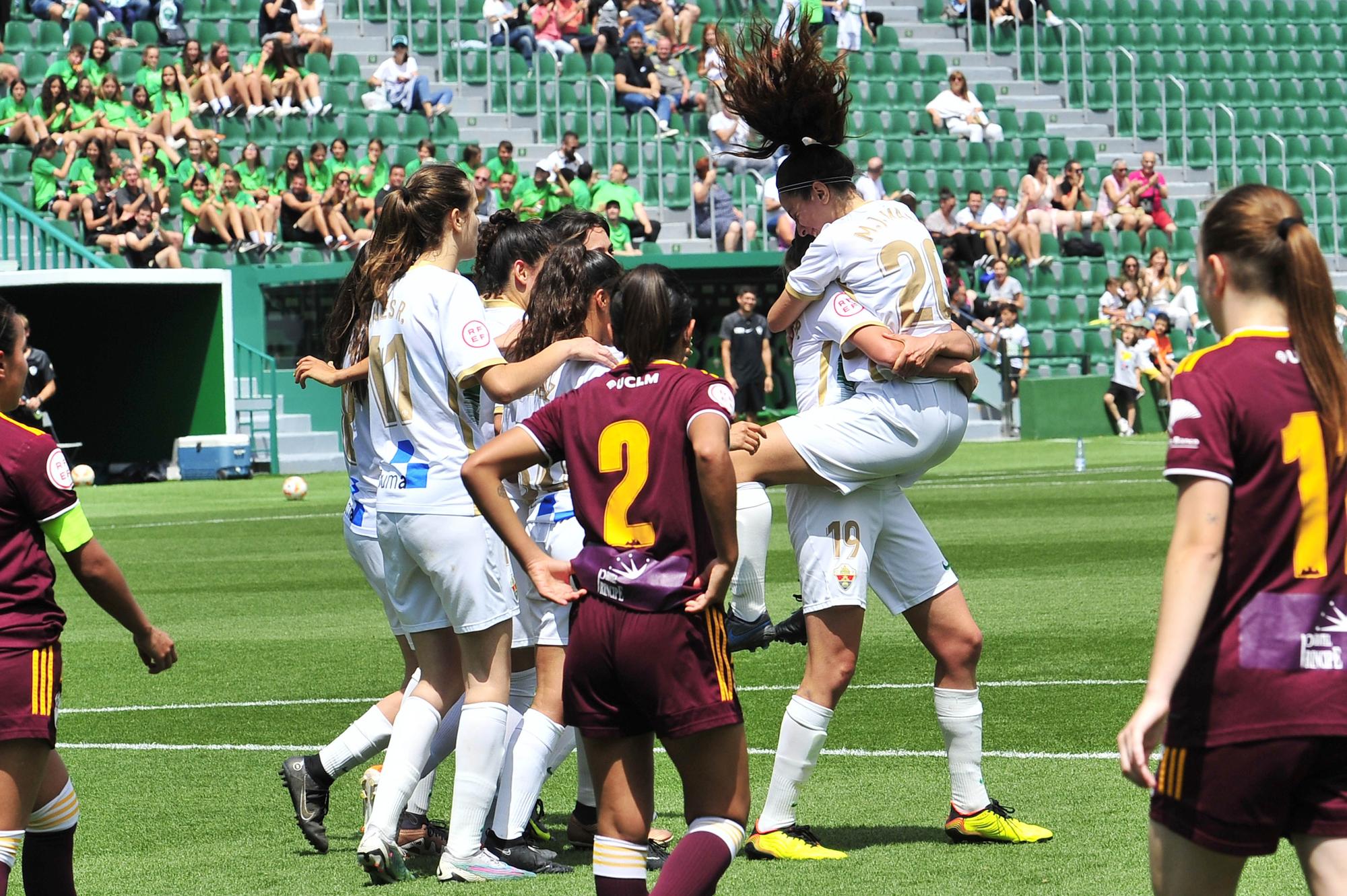 El Elche Femenino celebra su ascenso a Segunda RFEF jugando en el Martínez Valero