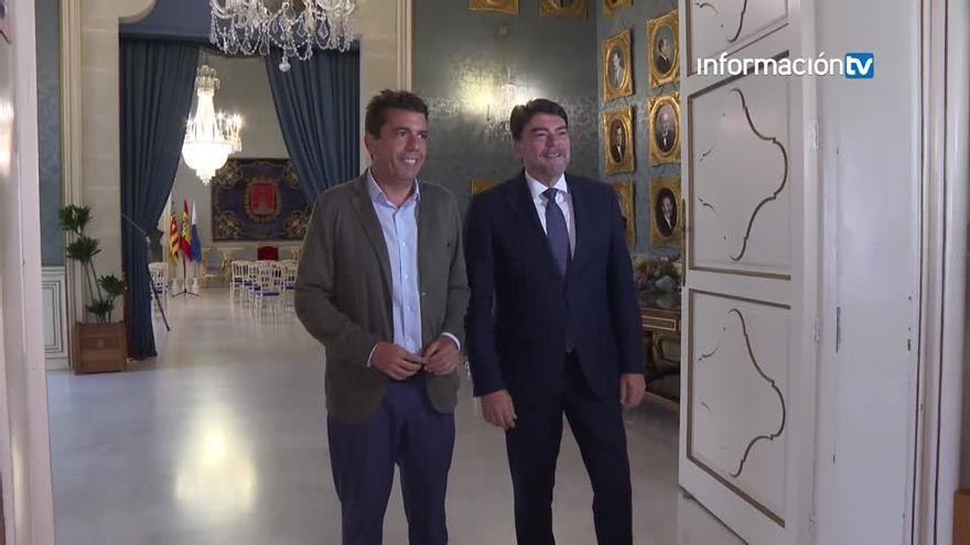 Mazón recorre el Ayuntamiento de Alicante durante su primera visita como presidente de la Generalitat a un Consistorio