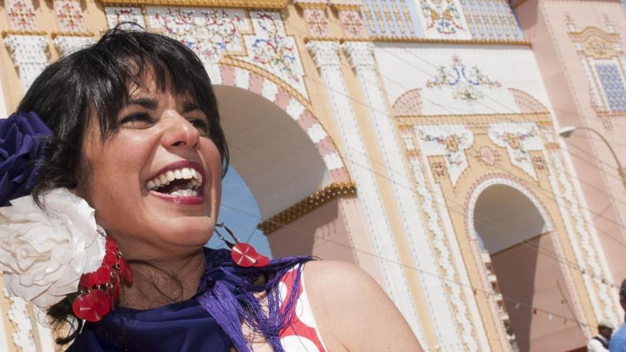 Teresa Rodríguez vestida con traje de flamenca.