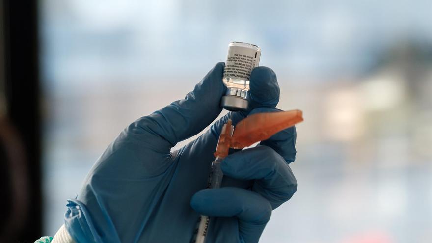 Asturias recibe 11.700 nuevas dosis de la vacuna y Salud alerta de un aumento de contagios en el ámbito social