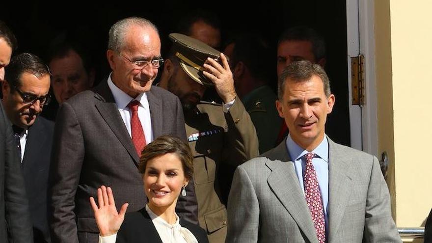 Los Reyes de España, con De la Torre detrás, a su salida del Teatro Cervantes.