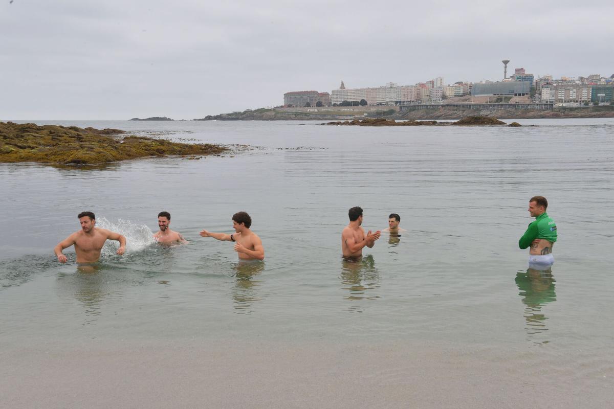 Liceo Hockey baño relax en la playa de Riazor