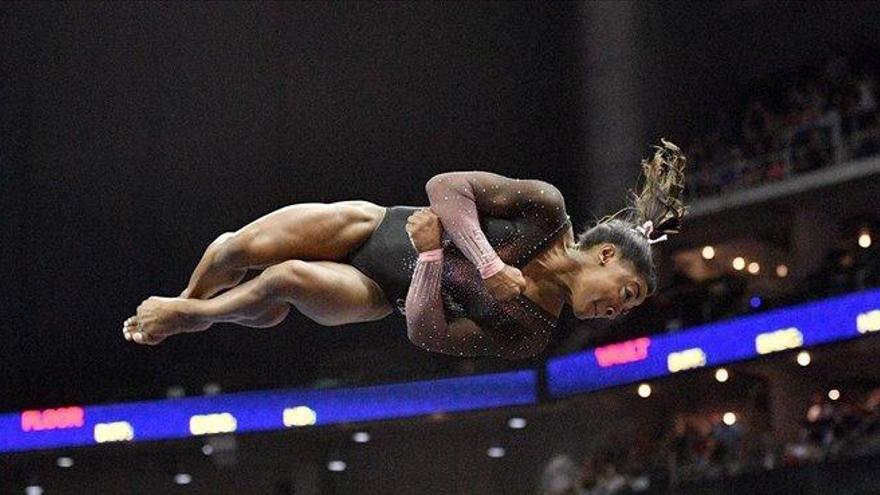 La gimnasta Simone Biles logra lo nunca visto: un doble salto mortal con triple giro