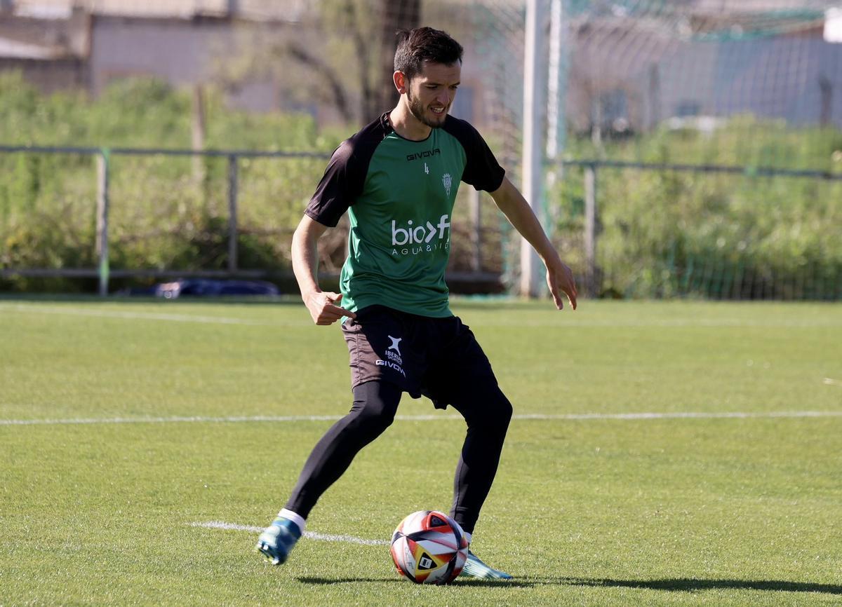 Adrián Lapeña, en la sesión de entrenamiento del Córdoba CF.