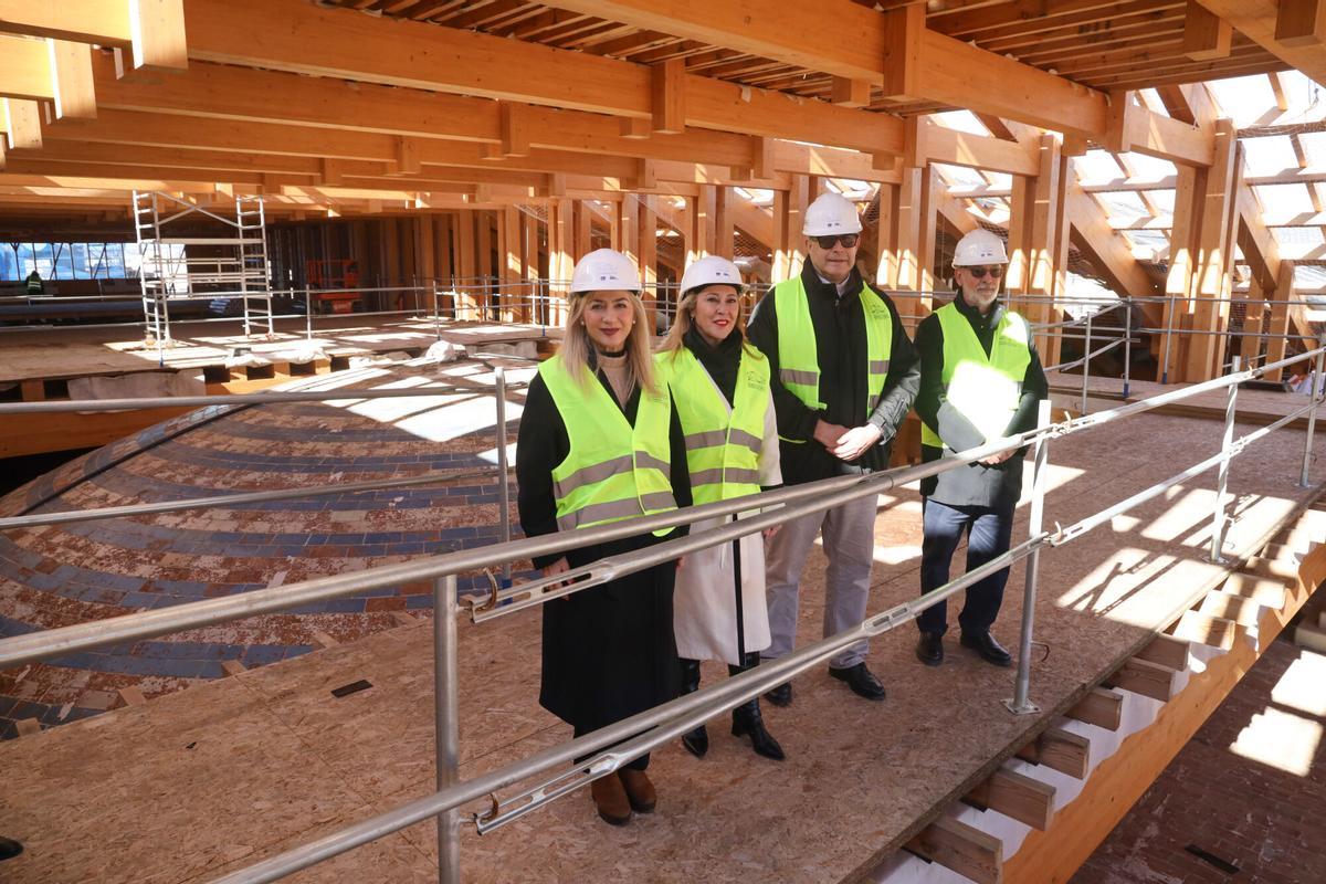 La consejera de Economía de la Junta de Andalucía, Carolina España, y la consejera de Cultura y Deporte, Patricia del Pozo, han visitado esta mañana las obras de la cubierta de la Catedral de Málaga, junto al obispo de Málaga, Monseñor José Antonio Satué.