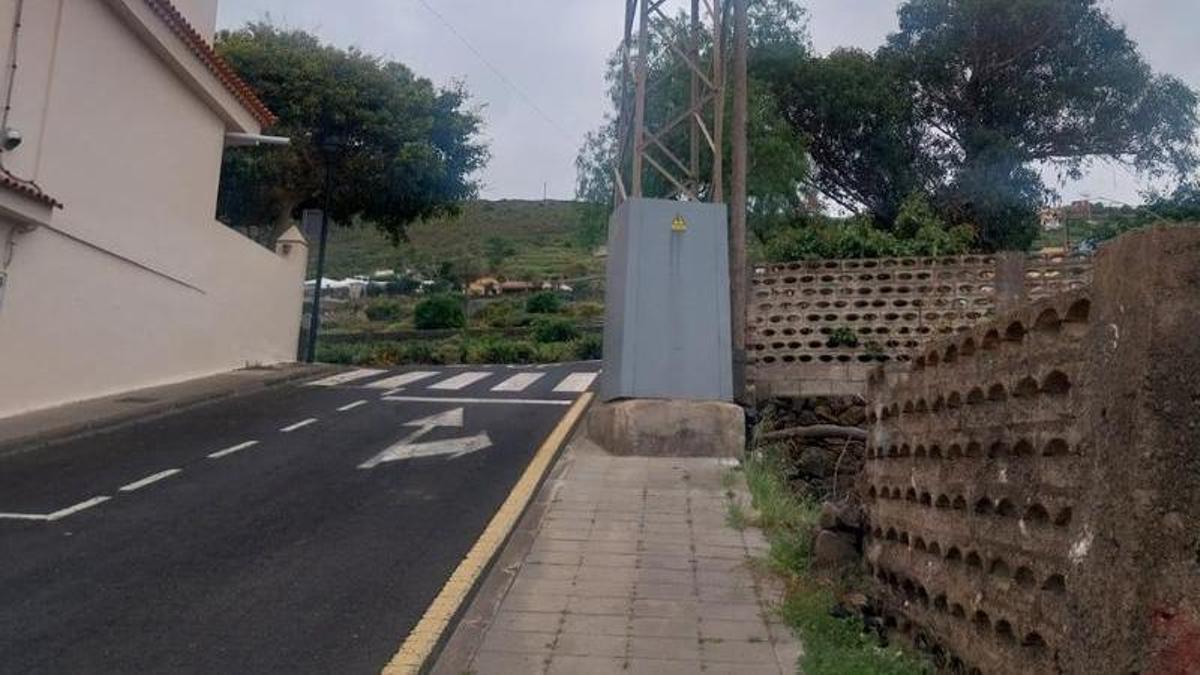 La torreta situada en mitad de la acera.