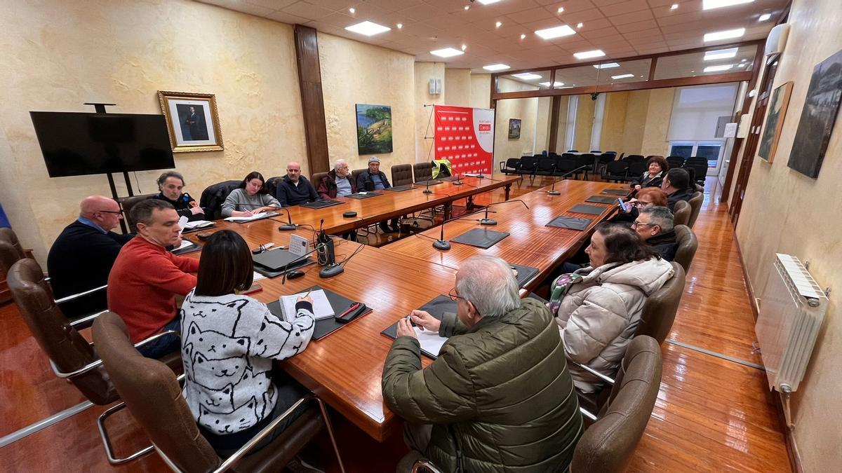 Reunión de los miembros del Ayuntamiento de Corvera junto a las distintas asociaciones de vecinos y festejos.