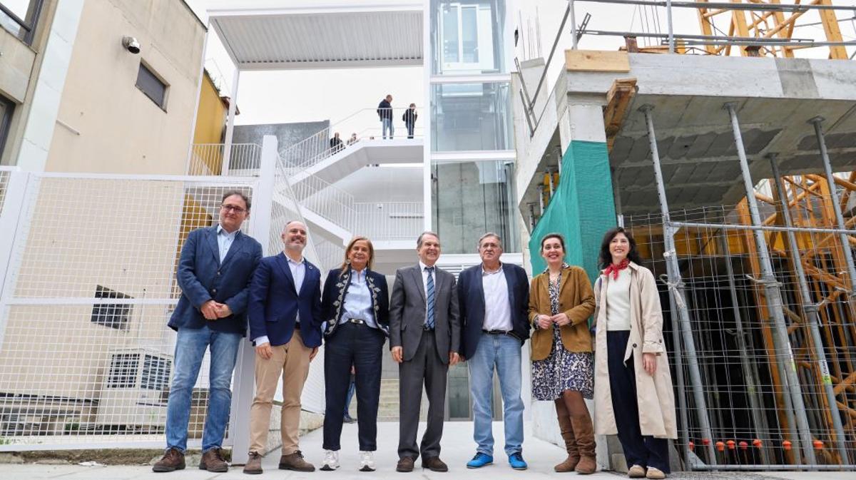 Caballero, en el centro, con parte de su equipo de gobierno.