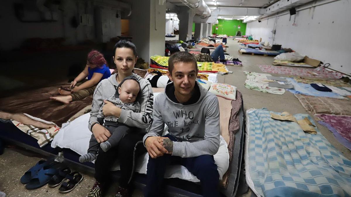 Stanislav vive junto a su mujer y su bebé en un refugio de Zaporiyia desde que escapara de Melitopol, una ciudad ocupada por los rusos.