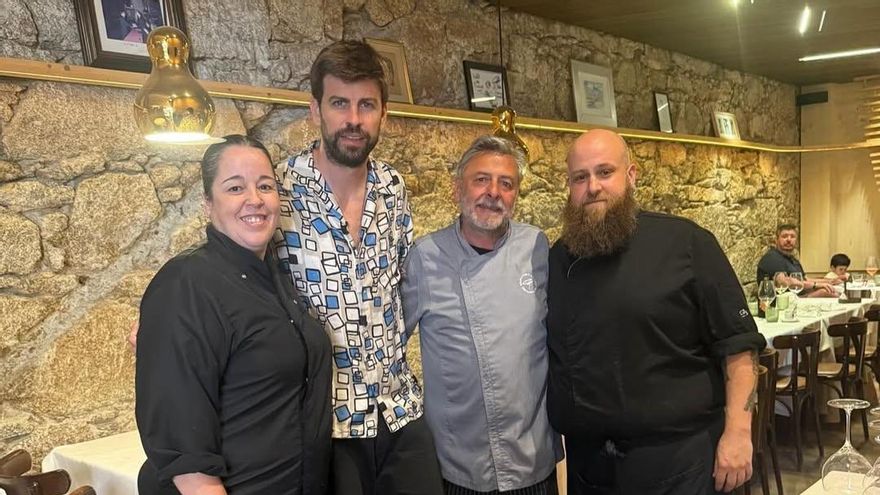 Foto de Piqué con personal del restaurante Pablo Gallego