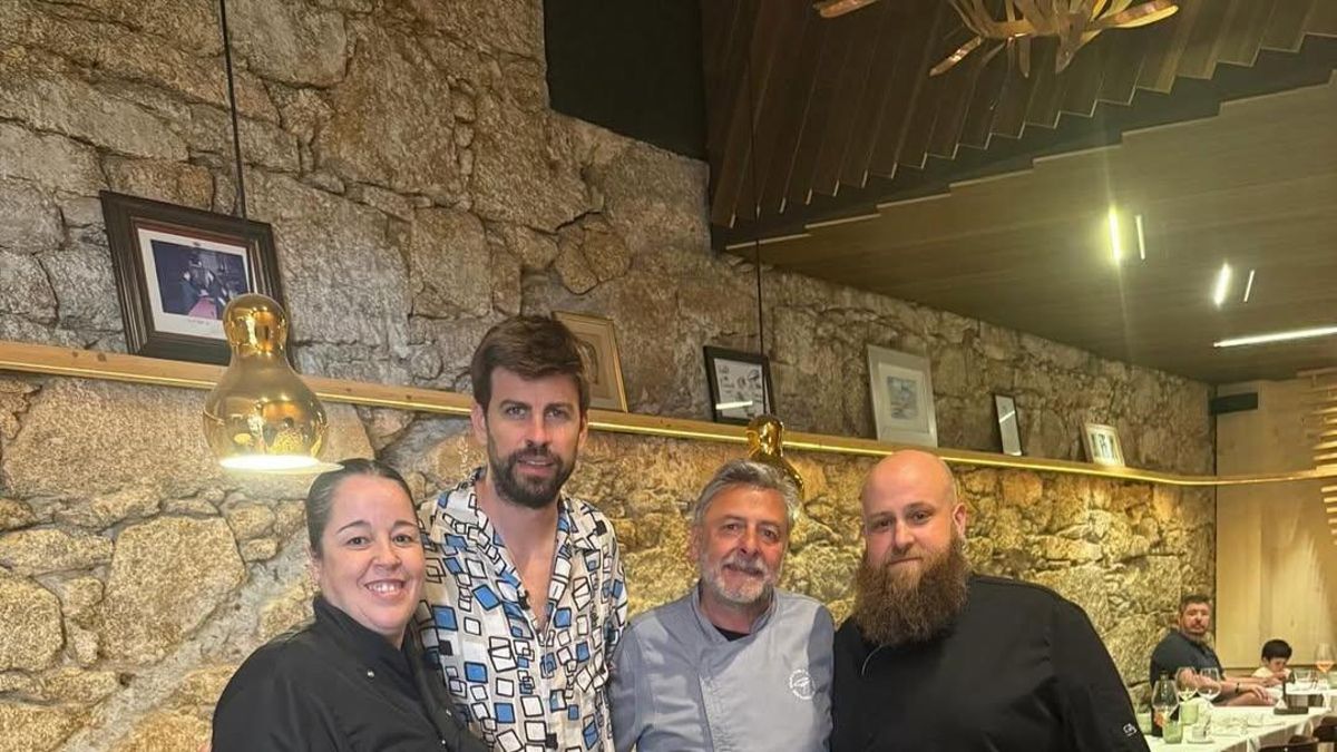 Foto de Piqué con personal del restaurante Pablo Gallego