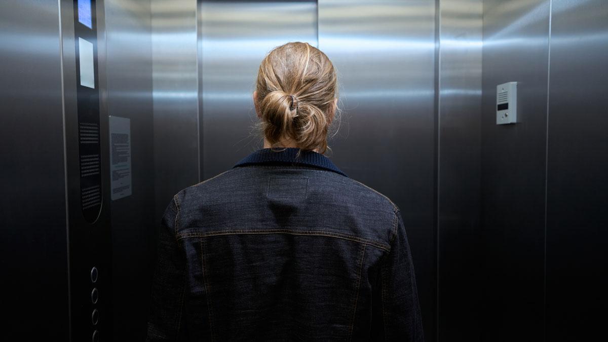 Una mujer en un ascensor, en una imagen de recurso.