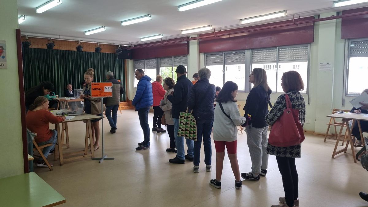 Ciudadanos votando en Oviedo