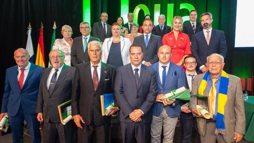 Foto de grupo de los homenajeados con el alcalde, el viernes.