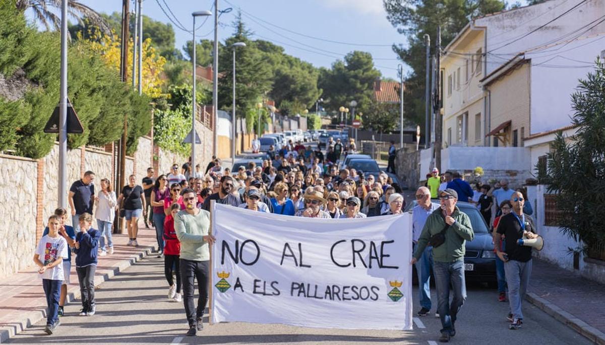 Manifestación vecinal en Els Palleresos contra el centro de niños tutelados.