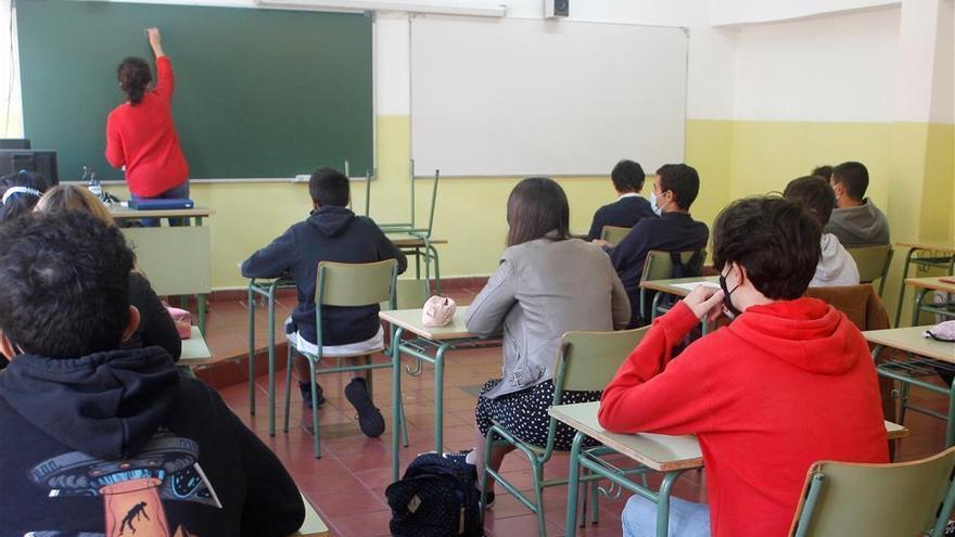 Dieciocho aulas se suman a la formación a distancia y 24 retoman las clases presenciales