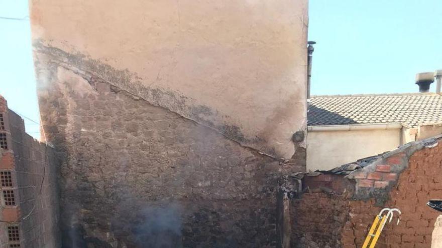 Extinguido un incendio en un solar del casco urbano de Híjar que acumulaba leña