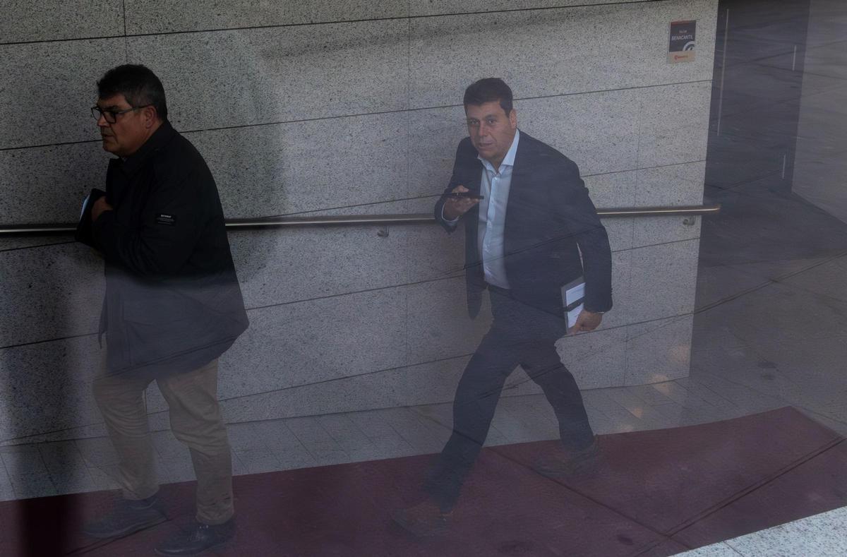 Los empresarios Juan José Hernández, de Fetrama, y César Quintanilla, presidente de CEV, a la salida del pleno.