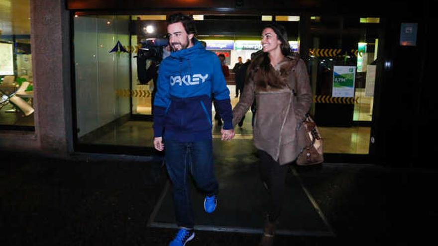 Alonso con Lara Álvarez, el miércoles en el aeropuerto de Asturias.