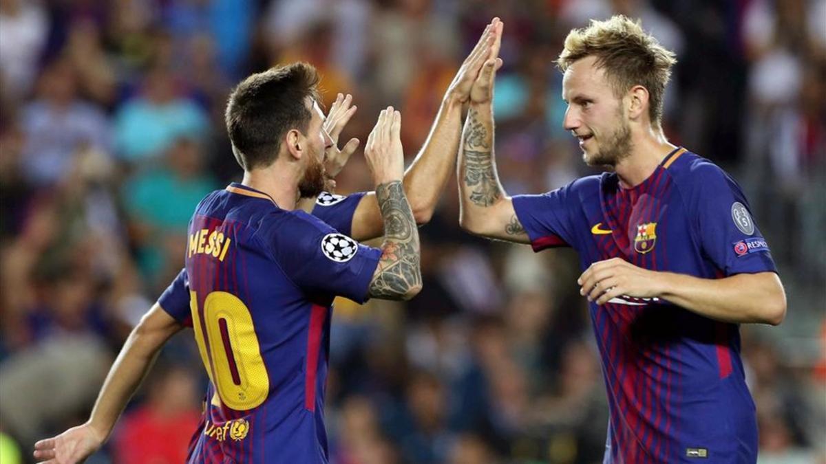 Ivan Rakitic saluda a Messi tras uno de los goles azulgranas