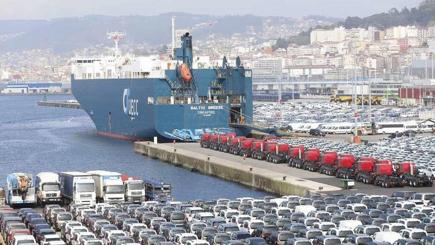 Miles de vehículos fabricados en Balaídos esperan embarque en la terminal Ro-Ro de Bouzas. // R. Grobas