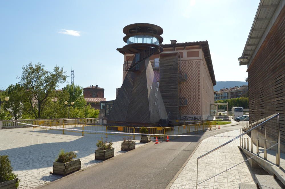 Es desprèn una part de la torre del pavelló