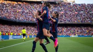 Mariona, Graham Hansen y Aitana celebrando un gol en Montjuic contra el Real Madrid