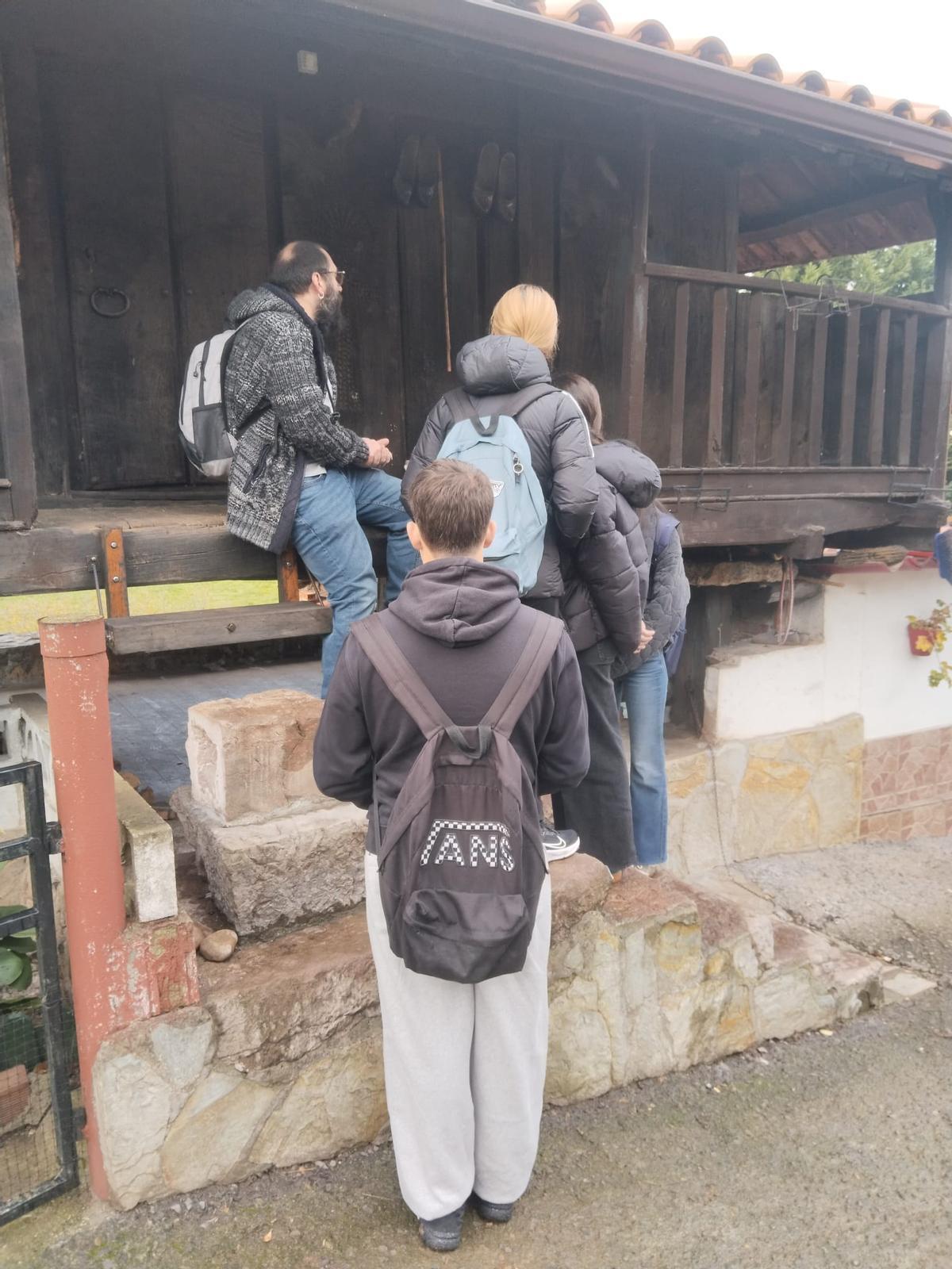 Los estudiantes, ante un hórreo.