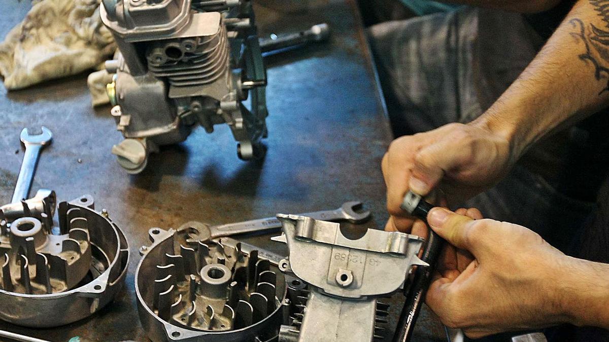 Prácticas de automoción para alumnado de FP en el IES Leonarnado Da Vinci de Alicante.