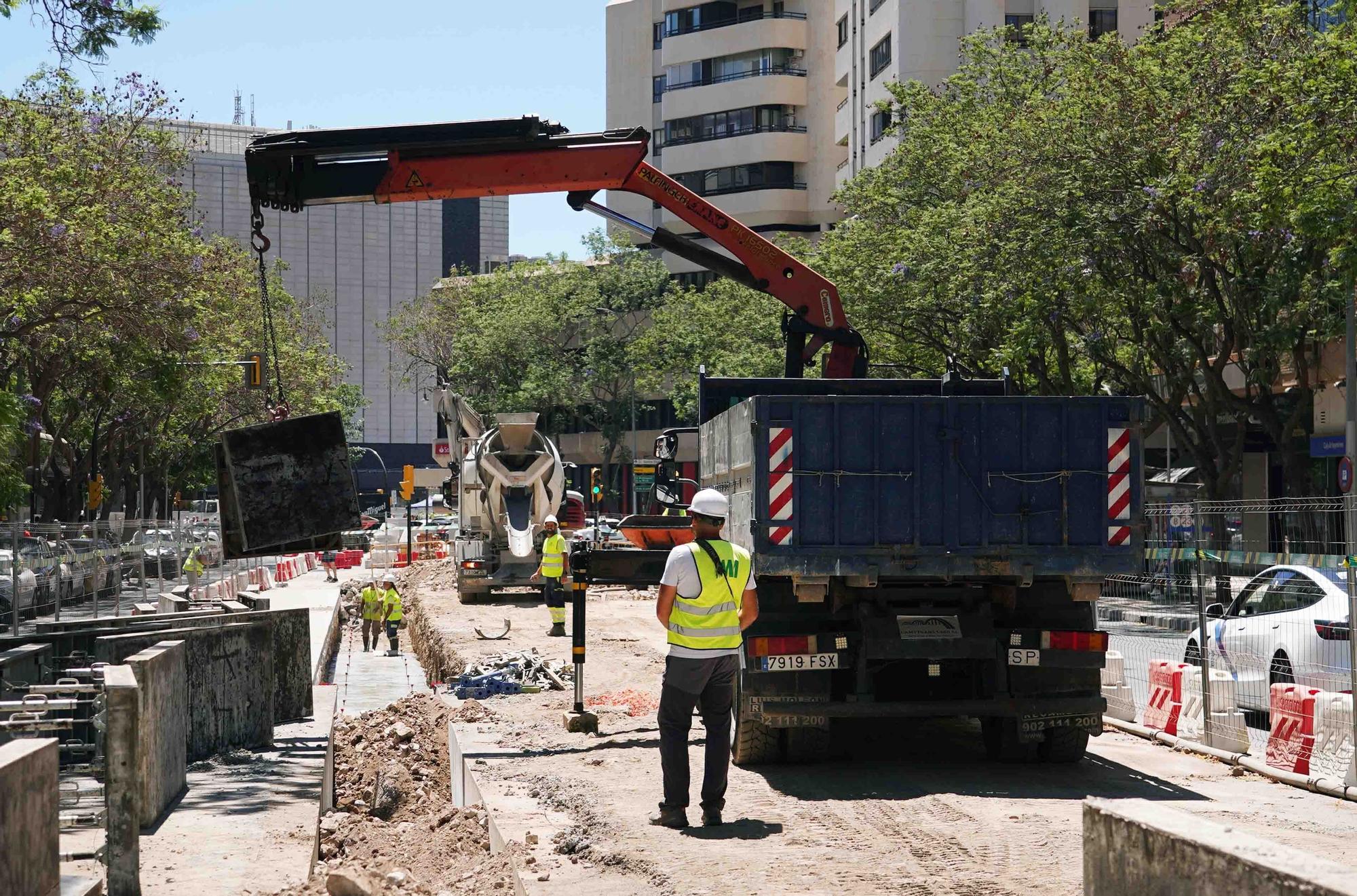 La consejera de Fomento de la Junta, Rocío Díaz, visita las obras del prolongación de la Línea 2 del metro de Málaga.
