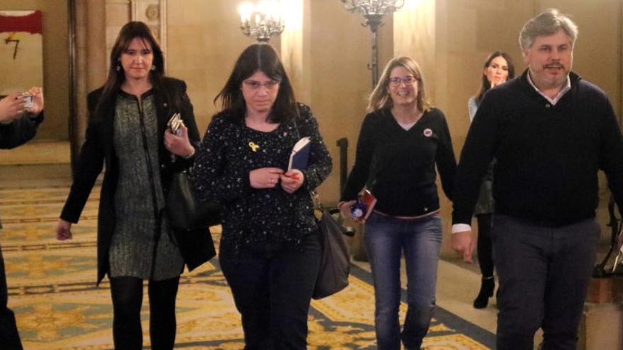 Els diputats de JxCAT Laura Borràs, Gemma Geis, Elsa Artadi i Albert Batet, dirigent-se a una reunió del grup al Parlament.