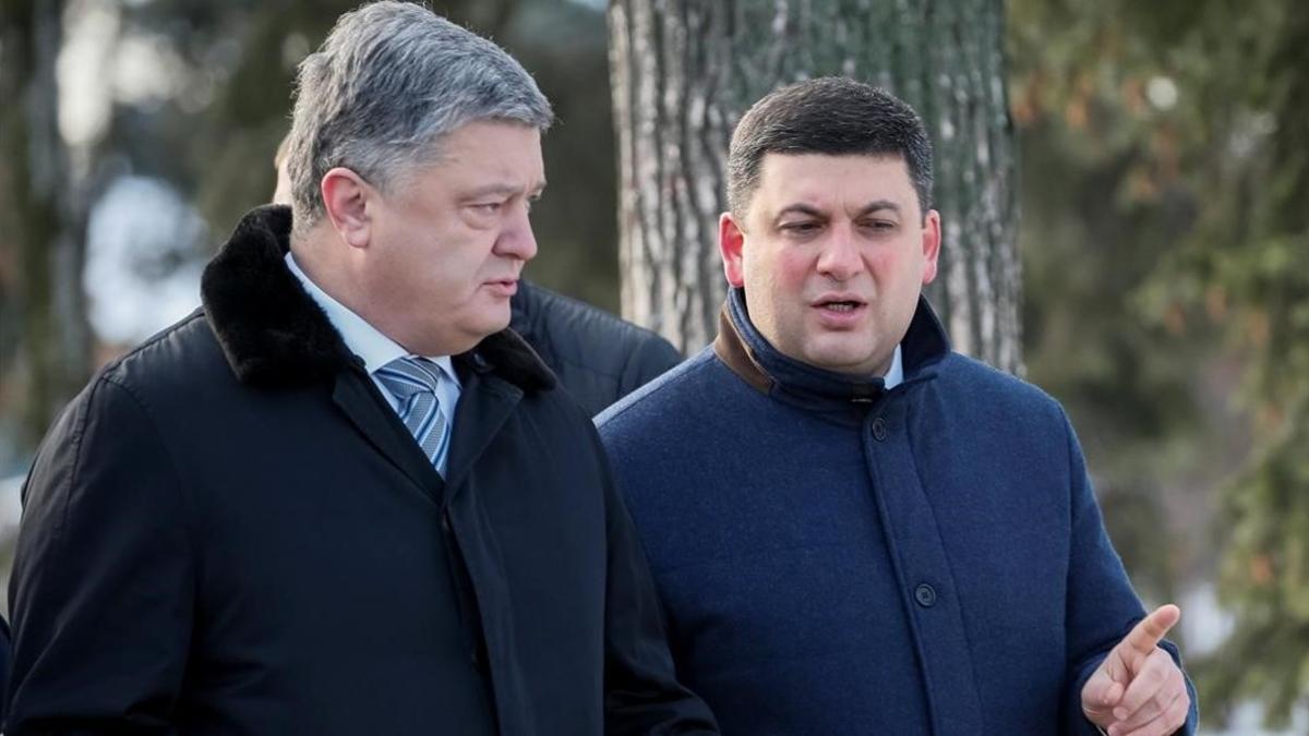 El presidente ucraniano, Petró Poroshenko, habla con el primer ministro, Vladímir Groysman, en un acto oficial celebrado en Kiev, este miércoles.