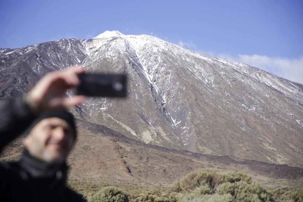 Miles de personas disfrutaron e inmortalizaron la nevada en el Teide