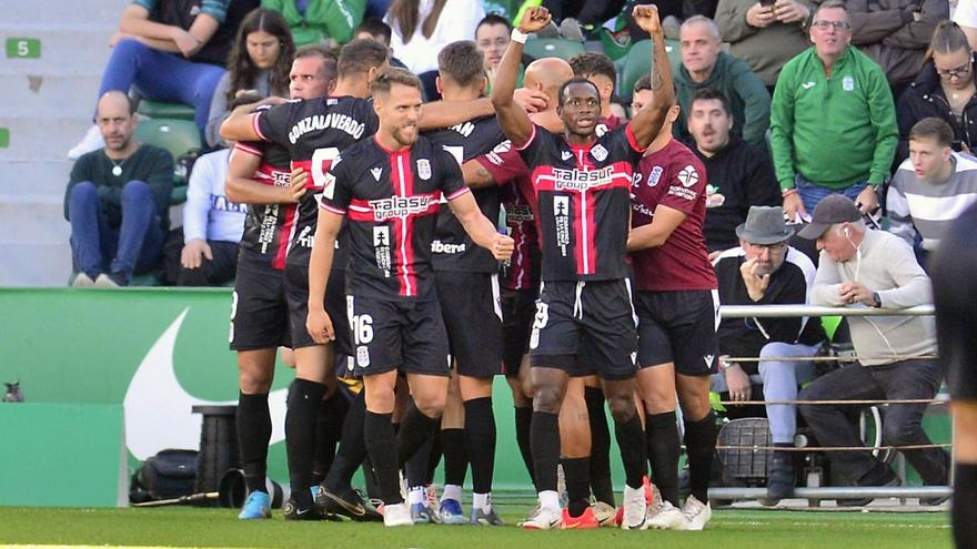 El equipo celebra el tanto de la victoria en Elche. | MATÍAS SEGARRA/INFORMACIÓN