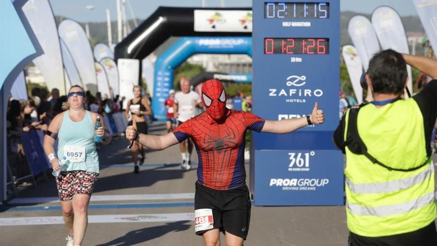 Warum auch nicht? Spiderman beim Marathon in Palma